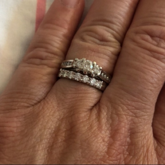 🌺TODAY ONLY 🌺Beautiful Diamond ring set in 14k white gold Size 7 - Picture 3 of 6